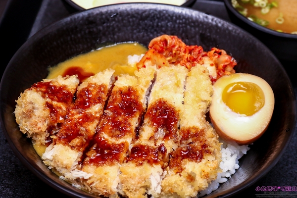 小學日燒肉丼食堂：【內湖巷弄美食】☼小學日燒肉丼食堂☼內科美食/教室主題餐廳/捷運港墘、西湖站/自製蔬果燒烤醬汁，香甜不死鹹，美味的燒肉，懷念的小學教室食堂