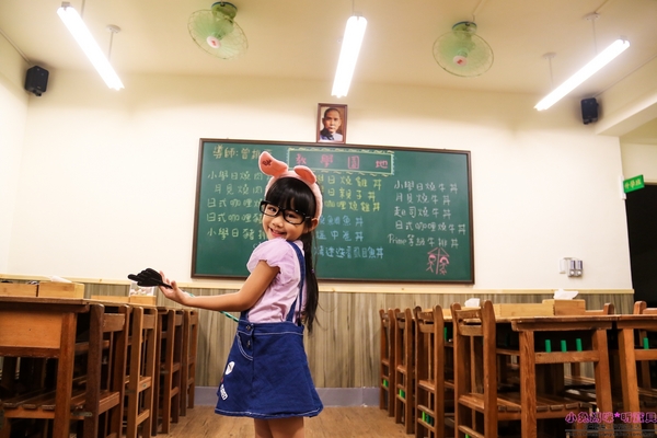 小學日燒肉丼食堂：【內湖巷弄美食】☼小學日燒肉丼食堂☼內科美食/教室主題餐廳/捷運港墘、西湖站/自製蔬果燒烤醬汁，香甜不死鹹，美味的燒肉，懷念的小學教室食堂