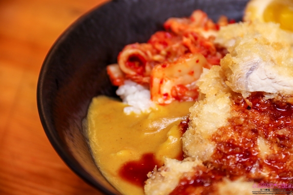 小學日燒肉丼食堂：【內湖巷弄美食】☼小學日燒肉丼食堂☼內科美食/教室主題餐廳/捷運港墘、西湖站/自製蔬果燒烤醬汁，香甜不死鹹，美味的燒肉，懷念的小學教室食堂