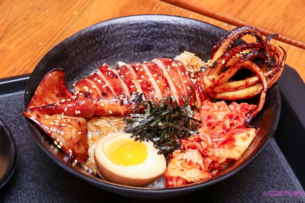 小學日燒肉丼食堂：【內湖巷弄美食】☼小學日燒肉丼食堂☼內科美食/教室主題餐廳/捷運港墘、西湖站/自製蔬果燒烤醬汁，香甜不死鹹，美味的燒肉，懷念的小學教室食堂