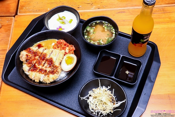 小學日燒肉丼食堂：【內湖巷弄美食】☼小學日燒肉丼食堂☼內科美食/教室主題餐廳/捷運港墘、西湖站/自製蔬果燒烤醬汁，香甜不死鹹，美味的燒肉，懷念的小學教室食堂