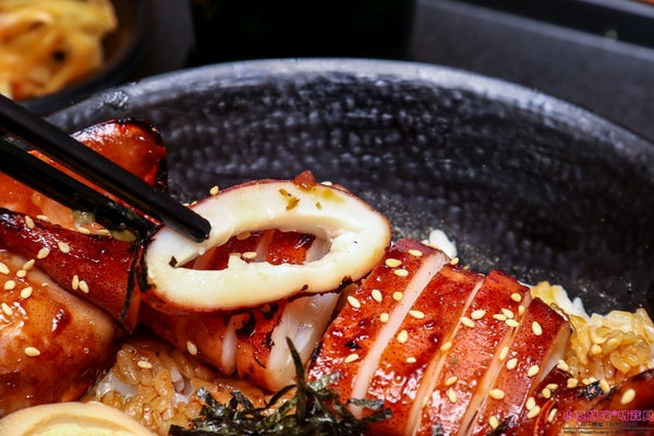 小學日燒肉丼食堂：【內湖巷弄美食】☼小學日燒肉丼食堂☼內科美食/教室主題餐廳/捷運港墘、西湖站/自製蔬果燒烤醬汁，香甜不死鹹，美味的燒肉，懷念的小學教室食堂