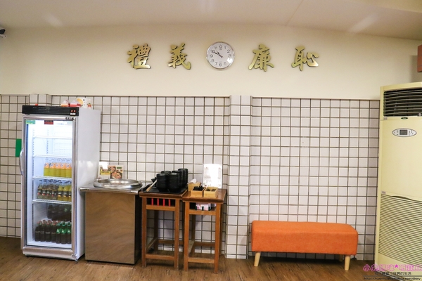 小學日燒肉丼食堂：【內湖巷弄美食】☼小學日燒肉丼食堂☼內科美食/教室主題餐廳/捷運港墘、西湖站/自製蔬果燒烤醬汁，香甜不死鹹，美味的燒肉，懷念的小學教室食堂