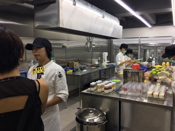 24hour粉紅爆.法式手作甜點(西門町):西門町24hour手作甜點販賣機【粉紅爆.法式手作甜點】