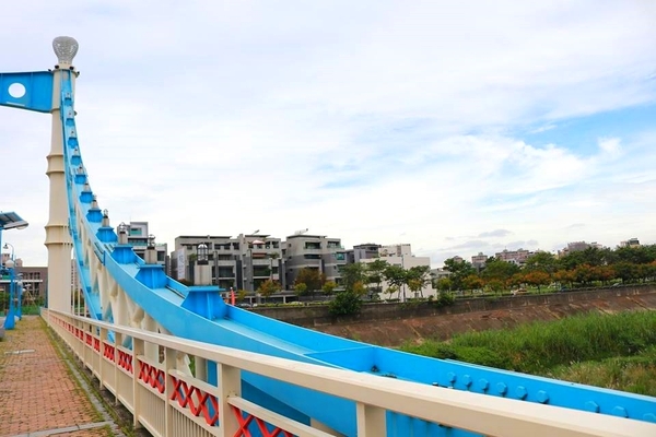 台中大坑藍天白雲橋：【台中景點】藍天白雲橋~絕美的異國風，以優雅的古典姿態展望藍天白雲
