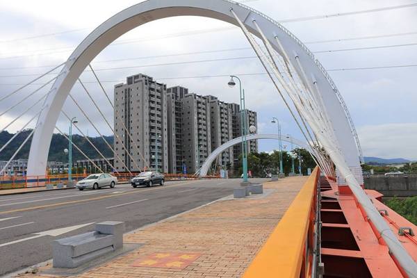 新桃花源橋：【台中景點】新桃花源橋~新桃花源勾出山窮水盡疑無路，柳暗花明又一村的情境