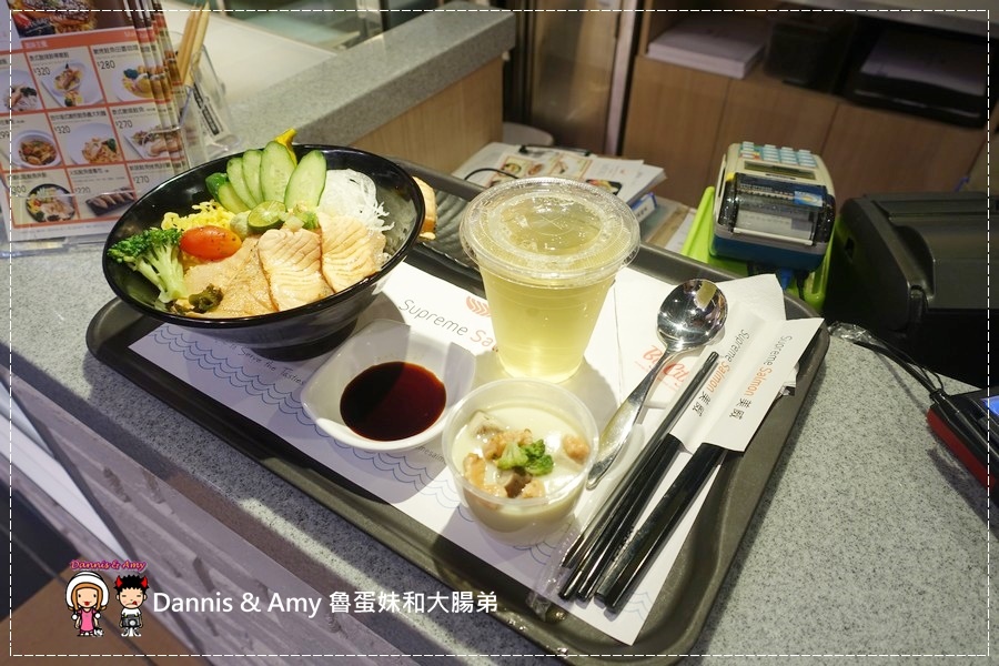 20161003《巨城美食街餐廳》Supreme Salmon美威鮭魚-新竹巨城店-全台灣第一家鮭魚料理專賣店。燉飯、義大利麵。丼飯。握壽司 ︱挪威直送現點現做有新鮮！！（附影片） (18).jpg