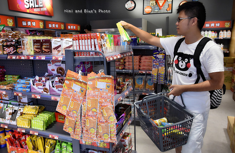 台中獅賣特即期良品進口零食餅乾泡麵23