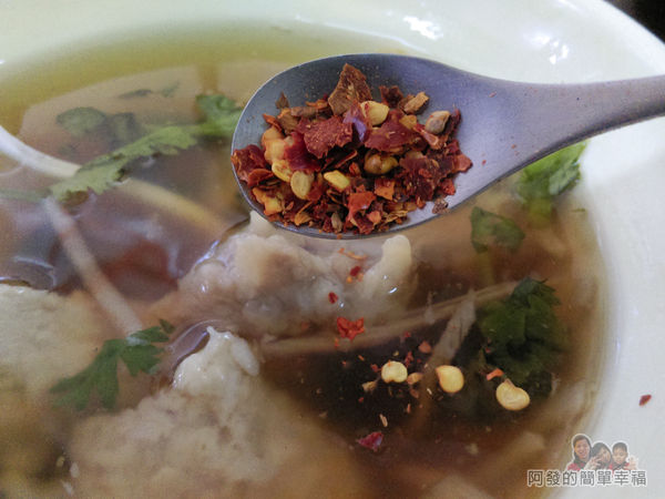 林記香菇赤肉羹13-撒上辣椒