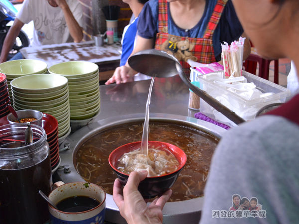 林記香菇赤肉羹04-勺湯