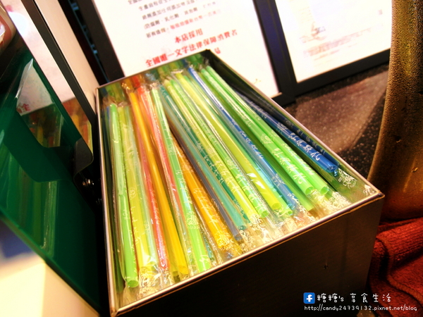 自己來紅茶鮮乳(逢甲店):〖台中│美食〗自己來紅茶鮮乳(逢甲店) ❤ 逢甲夜市新玩意!!自己動手倒飲料、封口、裝袋~除了牛乳外,還有羊乳及牛羊乳可以混搭唷!!