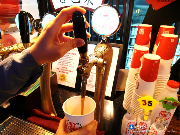 自己來紅茶鮮乳(逢甲店):〖台中│美食〗自己來紅茶鮮乳(逢甲店) ❤ 逢甲夜市新玩意!!自己動手倒飲料、封口、裝袋~除了牛乳外,還有羊乳及牛羊乳可以混搭唷!!