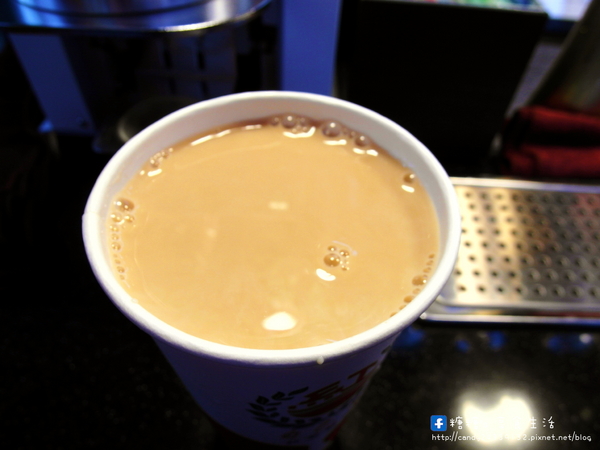 自己來紅茶鮮乳(逢甲店):〖台中│美食〗自己來紅茶鮮乳(逢甲店) ❤ 逢甲夜市新玩意!!自己動手倒飲料、封口、裝袋~除了牛乳外,還有羊乳及牛羊乳可以混搭唷!!