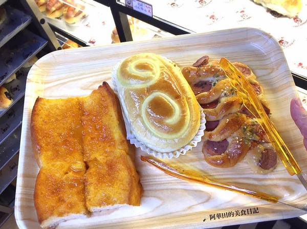 糖少爺麵包：【苗栗竹南頭份】夜市起家後開了門市，現在以麵包車型式回歸，便宜又好吃的糖少爺麵包！