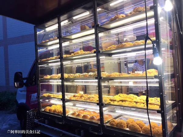 糖少爺麵包：【苗栗竹南頭份】夜市起家後開了門市，現在以麵包車型式回歸，便宜又好吃的糖少爺麵包！