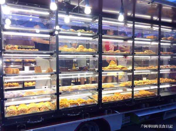 糖少爺麵包：【苗栗竹南頭份】夜市起家後開了門市，現在以麵包車型式回歸，便宜又好吃的糖少爺麵包！