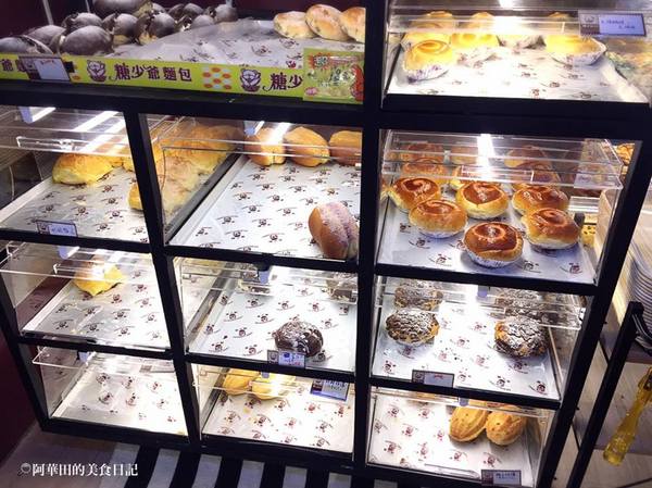 糖少爺麵包：【苗栗竹南頭份】夜市起家後開了門市，現在以麵包車型式回歸，便宜又好吃的糖少爺麵包！