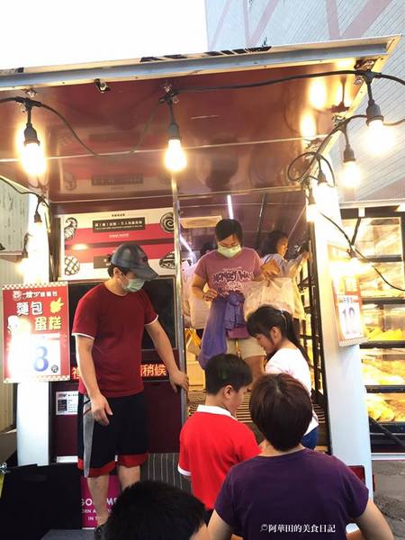 糖少爺麵包：【苗栗竹南頭份】夜市起家後開了門市，現在以麵包車型式回歸，便宜又好吃的糖少爺麵包！
