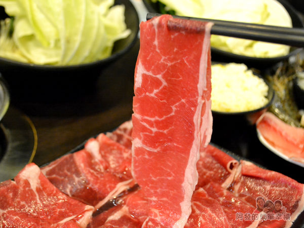 鍋饕精緻涮涮鍋22-紅酒牛肉-有著雪花紋路的大大一片