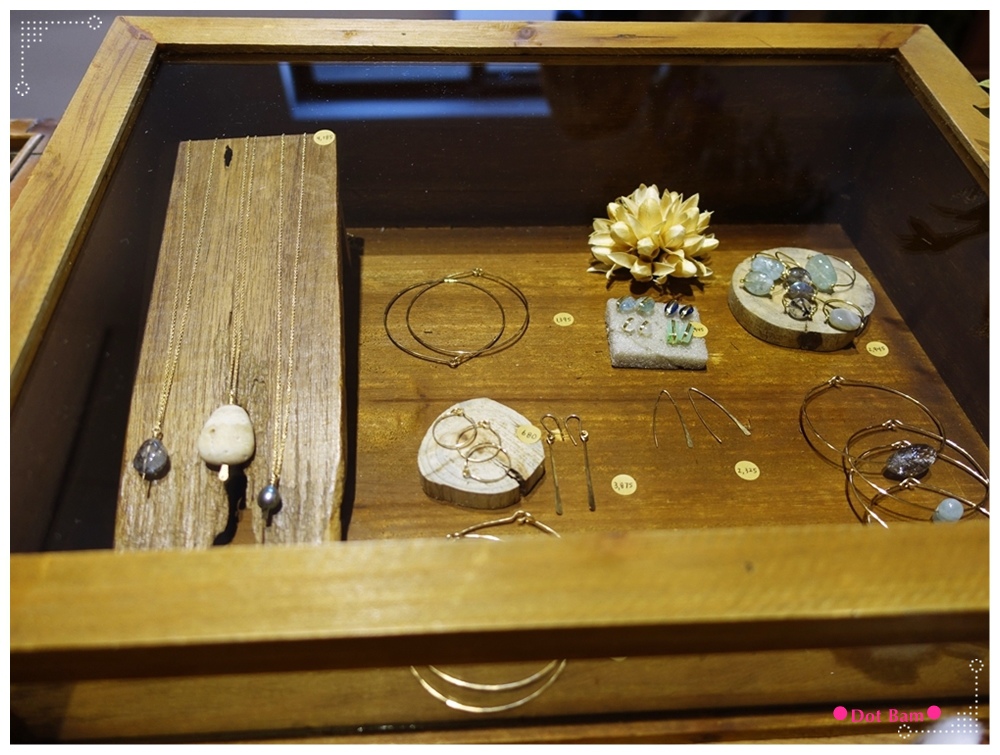 ​​黑鳶 二樓 飾品.JPG