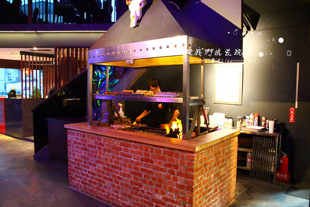 火地島：[台中♥西區]火地島。阿根廷慢火料理。炭烤風味-牛排.豬排.雞排(愛評體驗團)