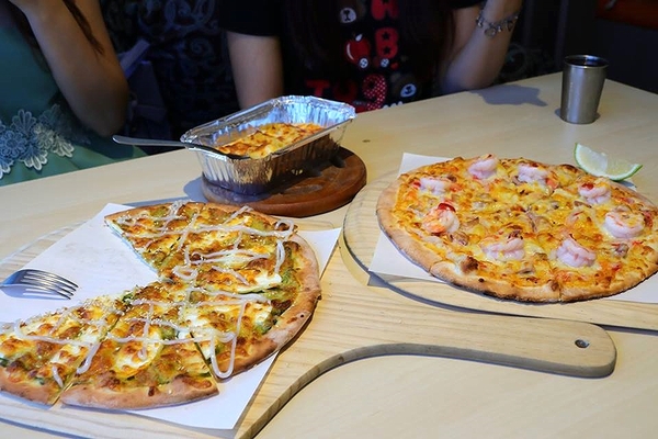 來我家吃披薩手工窯烤專賣店：【桃園美食】『來我家吃披薩手工窯烤專賣店』豆鼓臭豆腐、堅果榴槤、三杯青醬筊白筍~台灣味小吃也能變成披薩