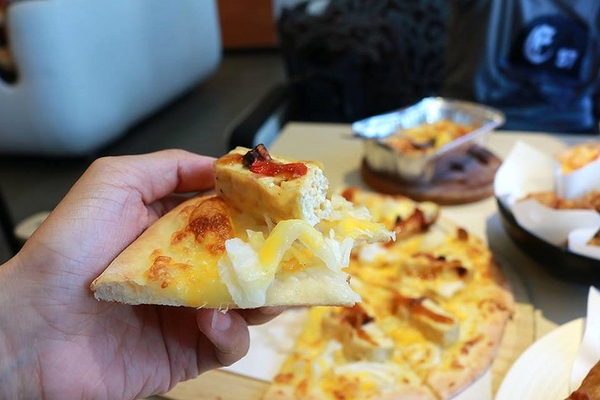 來我家吃披薩手工窯烤專賣店：【桃園美食】『來我家吃披薩手工窯烤專賣店』豆鼓臭豆腐、堅果榴槤、三杯青醬筊白筍~台灣味小吃也能變成披薩