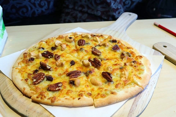 來我家吃披薩手工窯烤專賣店：【桃園美食】『來我家吃披薩手工窯烤專賣店』豆鼓臭豆腐、堅果榴槤、三杯青醬筊白筍~台灣味小吃也能變成披薩