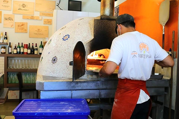來我家吃披薩手工窯烤專賣店：【桃園美食】『來我家吃披薩手工窯烤專賣店』豆鼓臭豆腐、堅果榴槤、三杯青醬筊白筍~台灣味小吃也能變成披薩