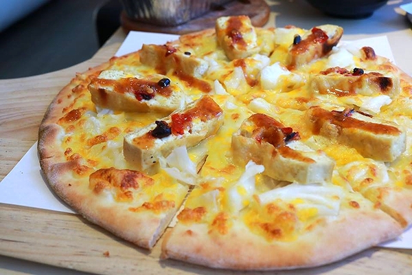 來我家吃披薩手工窯烤專賣店：【桃園美食】『來我家吃披薩手工窯烤專賣店』豆鼓臭豆腐、堅果榴槤、三杯青醬筊白筍~台灣味小吃也能變成披薩