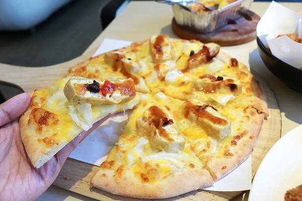 來我家吃披薩手工窯烤專賣店：【桃園美食】『來我家吃披薩手工窯烤專賣店』豆鼓臭豆腐、堅果榴槤、三杯青醬筊白筍~台灣味小吃也能變成披薩