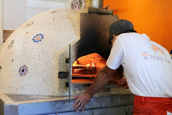 來我家吃披薩手工窯烤專賣店：【桃園美食】『來我家吃披薩手工窯烤專賣店』豆鼓臭豆腐、堅果榴槤、三杯青醬筊白筍~台灣味小吃也能變成披薩