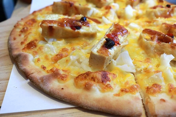 來我家吃披薩手工窯烤專賣店：【桃園美食】『來我家吃披薩手工窯烤專賣店』豆鼓臭豆腐、堅果榴槤、三杯青醬筊白筍~台灣味小吃也能變成披薩