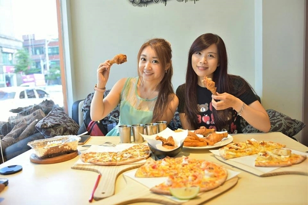 來我家吃披薩手工窯烤專賣店：【桃園美食】『來我家吃披薩手工窯烤專賣店』豆鼓臭豆腐、堅果榴槤、三杯青醬筊白筍~台灣味小吃也能變成披薩