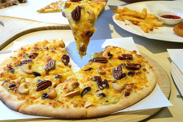 來我家吃披薩手工窯烤專賣店：【桃園美食】『來我家吃披薩手工窯烤專賣店』豆鼓臭豆腐、堅果榴槤、三杯青醬筊白筍~台灣味小吃也能變成披薩