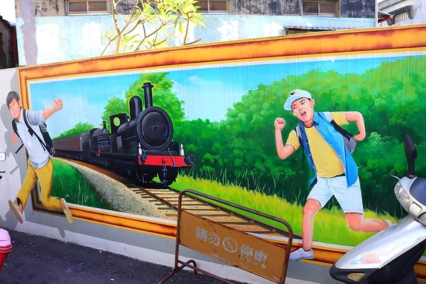 彰化市農會忠孝里彩繪巷：【彰化景點】『彰化市農會忠孝里彩繪巷』隨著3D立體彩繪，結合著名的在地景點，這條小巷變得也蠻有意思的