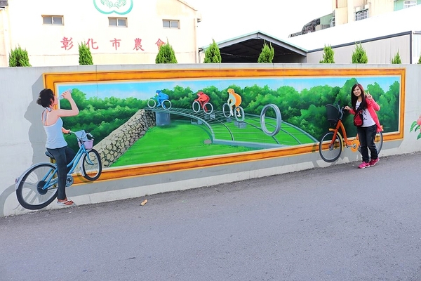 彰化市農會忠孝里彩繪巷：【彰化景點】『彰化市農會忠孝里彩繪巷』隨著3D立體彩繪，結合著名的在地景點，這條小巷變得也蠻有意思的