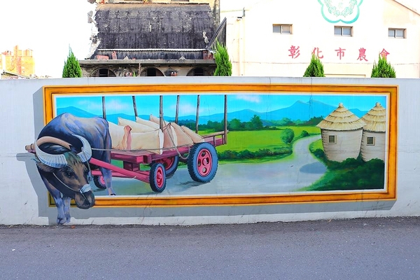 彰化市農會忠孝里彩繪巷：【彰化景點】『彰化市農會忠孝里彩繪巷』隨著3D立體彩繪，結合著名的在地景點，這條小巷變得也蠻有意思的