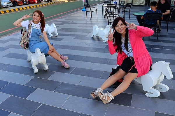 泰安服務區:【苗栗景點】IG的新熱門打卡景點~泰安服務區休息站/超夢幻的旋轉木馬不旋轉及浪漫的粉紅色LOVE裝置藝術以及巨型書桌椅