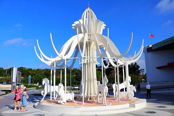 泰安服務區:【苗栗景點】IG的新熱門打卡景點~泰安服務區休息站/超夢幻的旋轉木馬不旋轉及浪漫的粉紅色LOVE裝置藝術以及巨型書桌椅