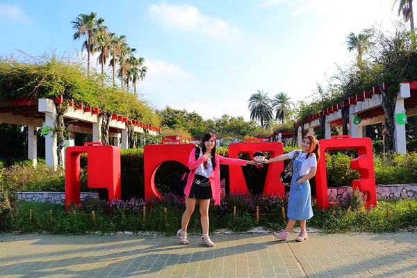 泰安服務區:【苗栗景點】IG的新熱門打卡景點~泰安服務區休息站/超夢幻的旋轉木馬不旋轉及浪漫的粉紅色LOVE裝置藝術以及巨型書桌椅