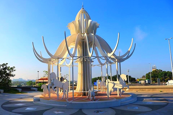 泰安服務區:【苗栗景點】IG的新熱門打卡景點~泰安服務區休息站/超夢幻的旋轉木馬不旋轉及浪漫的粉紅色LOVE裝置藝術以及巨型書桌椅