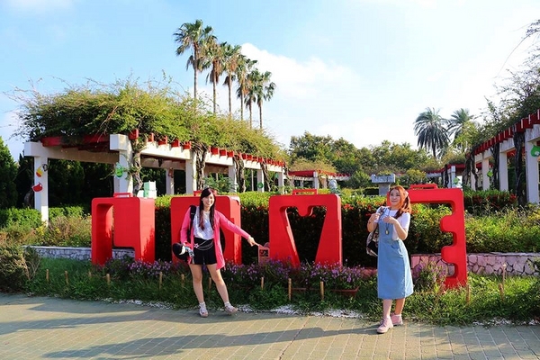 泰安服務區:【苗栗景點】IG的新熱門打卡景點~泰安服務區休息站/超夢幻的旋轉木馬不旋轉及浪漫的粉紅色LOVE裝置藝術以及巨型書桌椅