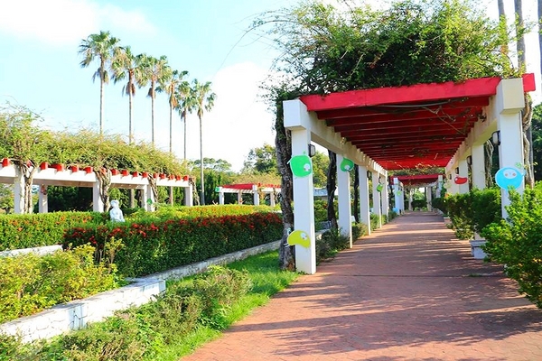 泰安服務區:【苗栗景點】IG的新熱門打卡景點~泰安服務區休息站/超夢幻的旋轉木馬不旋轉及浪漫的粉紅色LOVE裝置藝術以及巨型書桌椅