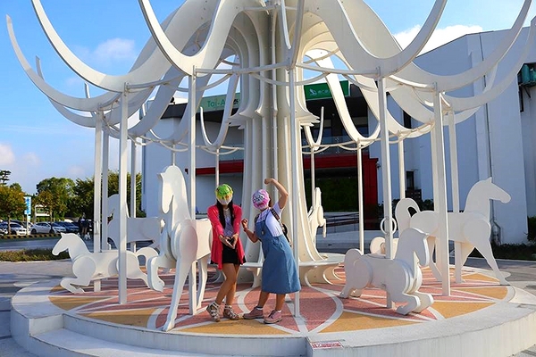 泰安服務區:【苗栗景點】IG的新熱門打卡景點~泰安服務區休息站/超夢幻的旋轉木馬不旋轉及浪漫的粉紅色LOVE裝置藝術以及巨型書桌椅