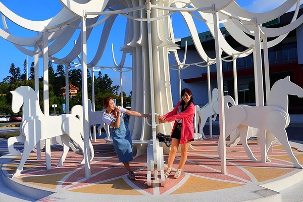 泰安服務區:【苗栗景點】IG的新熱門打卡景點~泰安服務區休息站/超夢幻的旋轉木馬不旋轉及浪漫的粉紅色LOVE裝置藝術以及巨型書桌椅