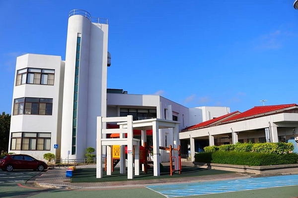 泰安服務區:【苗栗景點】IG的新熱門打卡景點~泰安服務區休息站/超夢幻的旋轉木馬不旋轉及浪漫的粉紅色LOVE裝置藝術以及巨型書桌椅