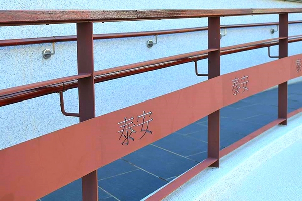 泰安服務區:【苗栗景點】IG的新熱門打卡景點~泰安服務區休息站/超夢幻的旋轉木馬不旋轉及浪漫的粉紅色LOVE裝置藝術以及巨型書桌椅