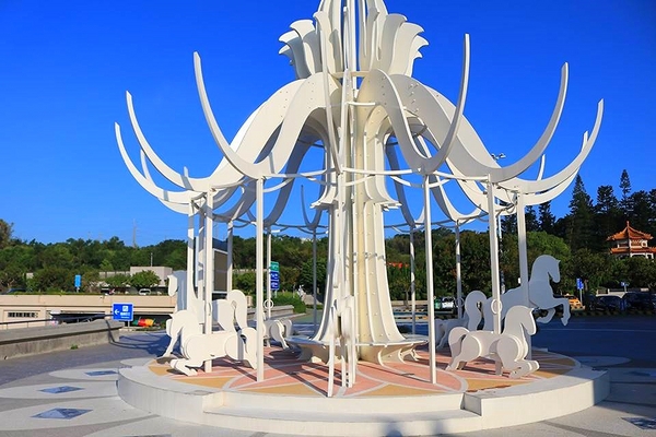 泰安服務區:【苗栗景點】IG的新熱門打卡景點~泰安服務區休息站/超夢幻的旋轉木馬不旋轉及浪漫的粉紅色LOVE裝置藝術以及巨型書桌椅