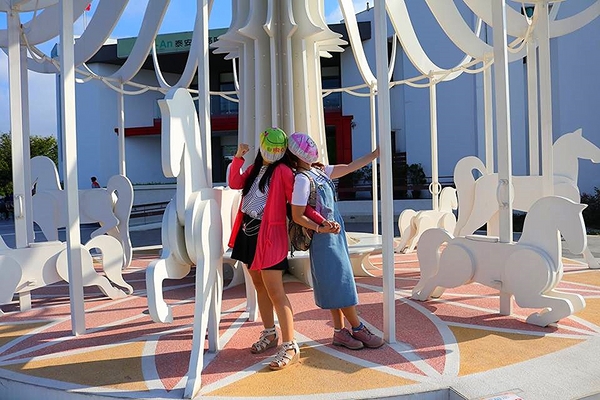 泰安服務區:【苗栗景點】IG的新熱門打卡景點~泰安服務區休息站/超夢幻的旋轉木馬不旋轉及浪漫的粉紅色LOVE裝置藝術以及巨型書桌椅